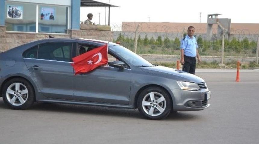 Tahliye Kararını Duyan Tutuklu Yakınları Sincan Cezaevine Akın Etti