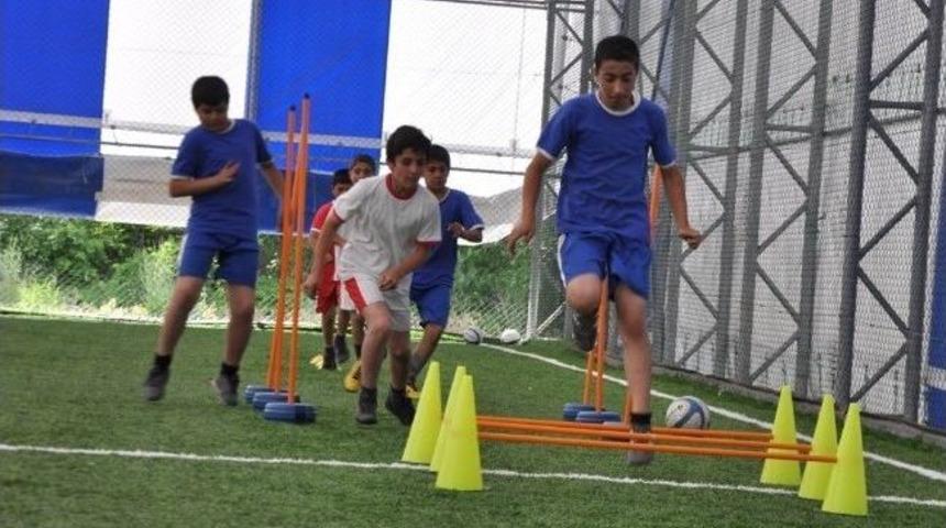 Tatvan&rsquo;da Gen&ccedil; Futbolcular Yetişiyor