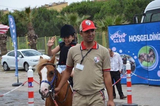 Somalı Yetim Çocuklara At İle Terapi