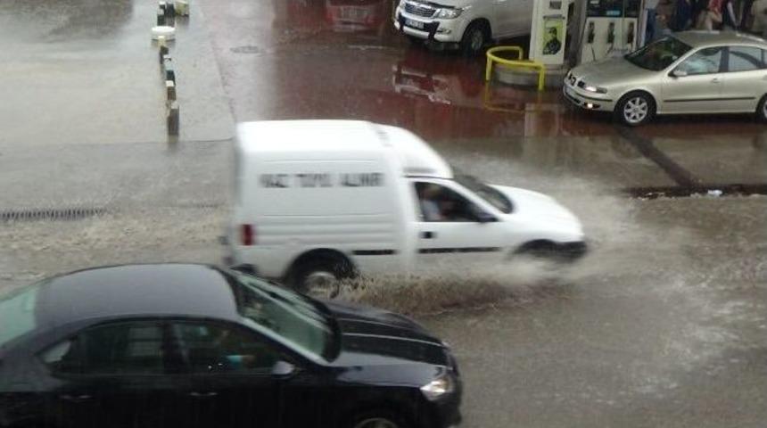 Kars&rsquo;ta Sağanak Yağmur Caddeleri Sular Altında Bıraktı