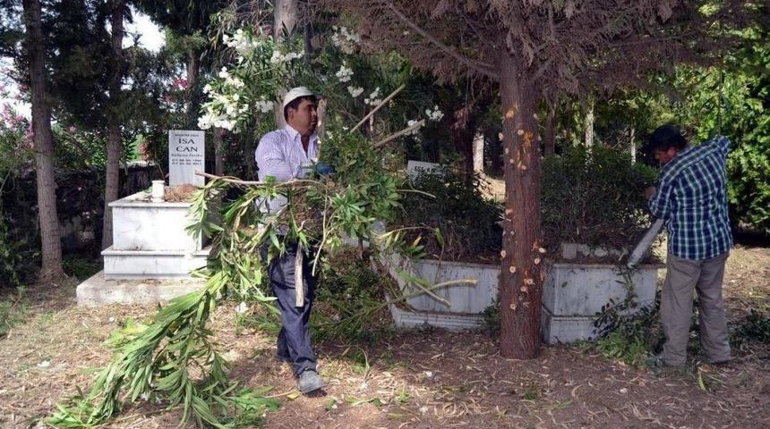 Mezarlıklarda Ramazan Temizliği