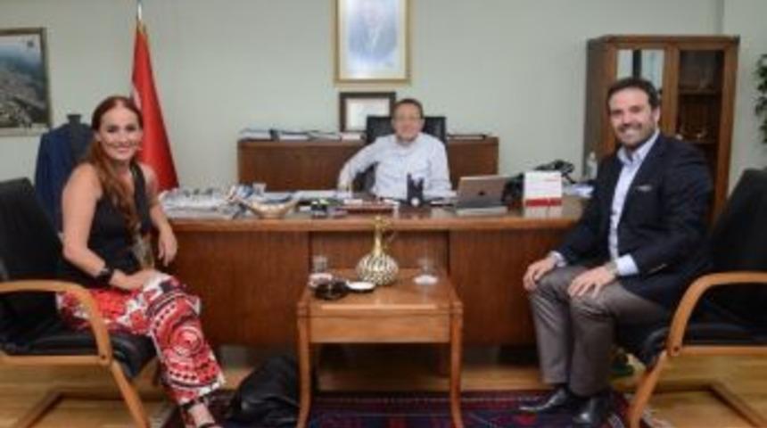 &Uuml;nl&uuml; Sanat&ccedil;ıdan Başkan Uğur'a Ziyaret