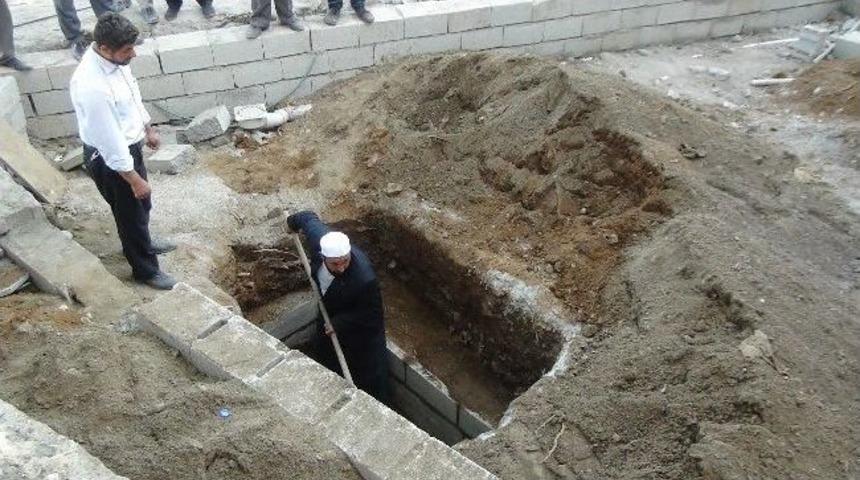 İmam Mezarını Kendi Eliyle Kazdı