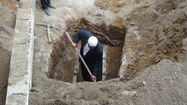 İmam Mezarını Kendi Eliyle Kazdı 2