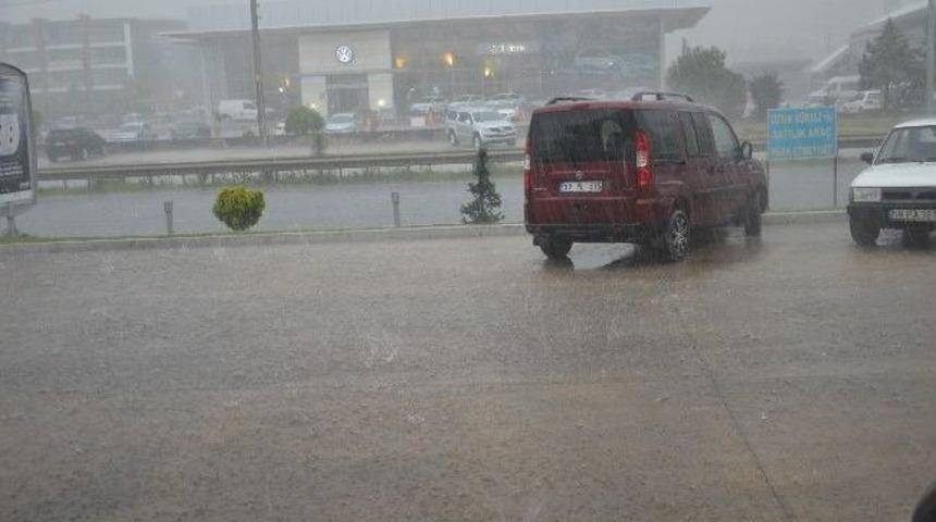 &Ccedil;orlu&rsquo;da Dolu Yağışı Hayatı Fel&ccedil; Etti