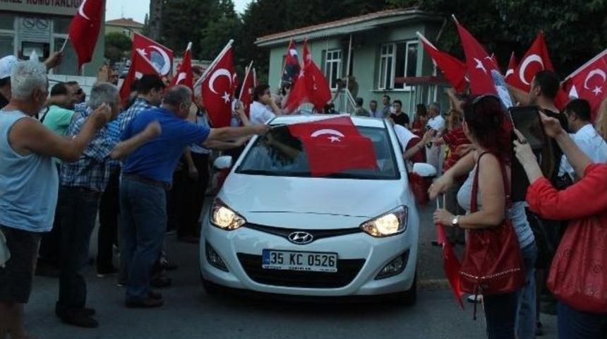 İzmir'de Tahliye Edilen Balyoz Sanıkları Aileleriyle Kucaklaştı