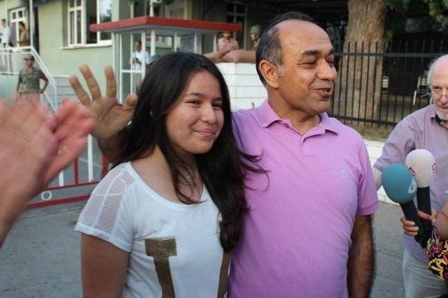 İzmir de Tahliye Edilen Balyoz Sanıkları Aileleriyle Kucaklaştı 1