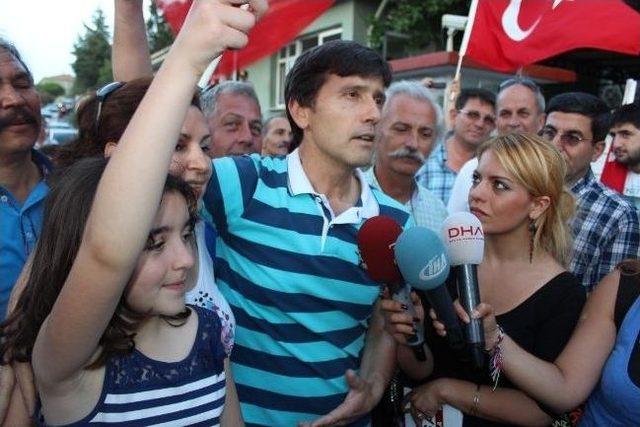 İzmir de Tahliye Edilen Balyoz Sanıkları Aileleriyle Kucaklaştı 2