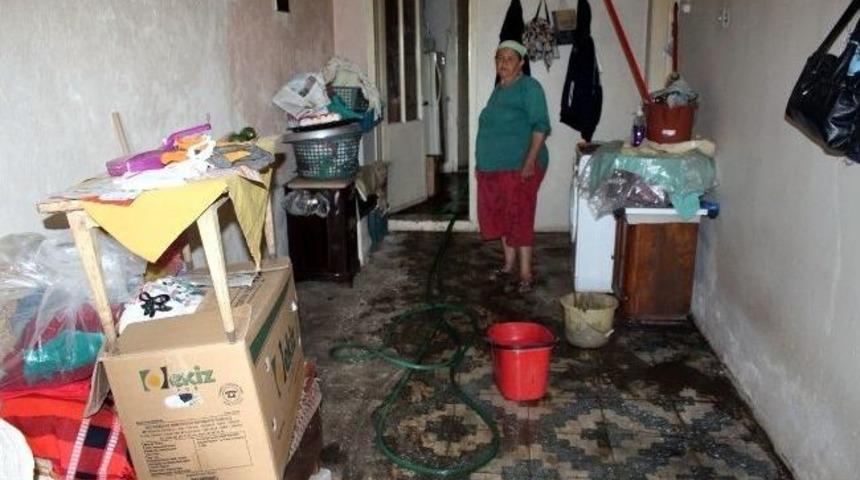 Kanalizasyon Evini Bastı, 10 G&uuml;nd&uuml;r Sokakta Yaşıyor