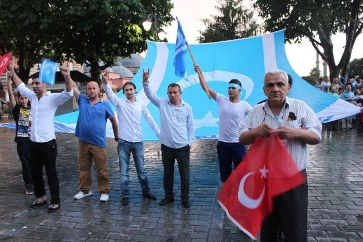 Yağmur Altında "kerk&uuml;k" Protestosu