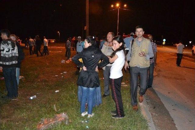 Sakarya'da İşçi Servisiyle Otomobil Çarpıştı: 3'ü Ağır 20 Yaralı