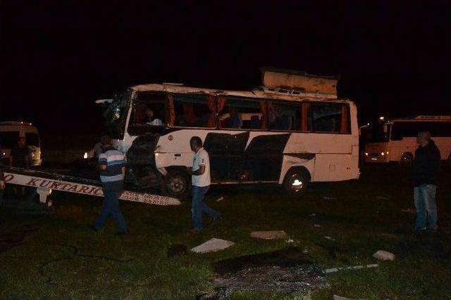 Sakarya'da İşçi Servisiyle Otomobil Çarpıştı: 3'ü Ağır 20 Yaralı