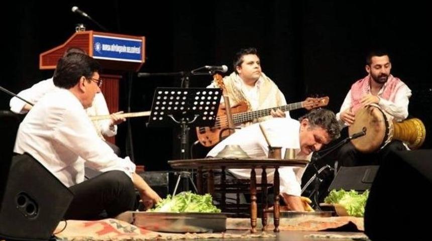 Şarkıcılar Sahnede &Ccedil;iğ K&ouml;fte Yoğurdu, Seyirciler Yedi