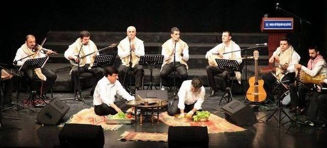 Şarkıcılar Sahnede Çiğ Köfte Yoğurdu, Seyirciler Yedi