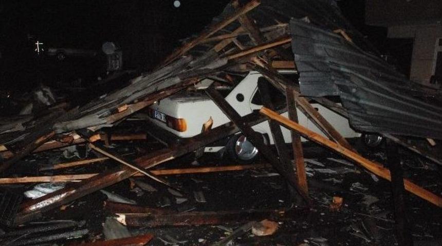 Şiddetli Fırtınada &Ccedil;atı U&ccedil;tu, Ağa&ccedil;lar Devrildi