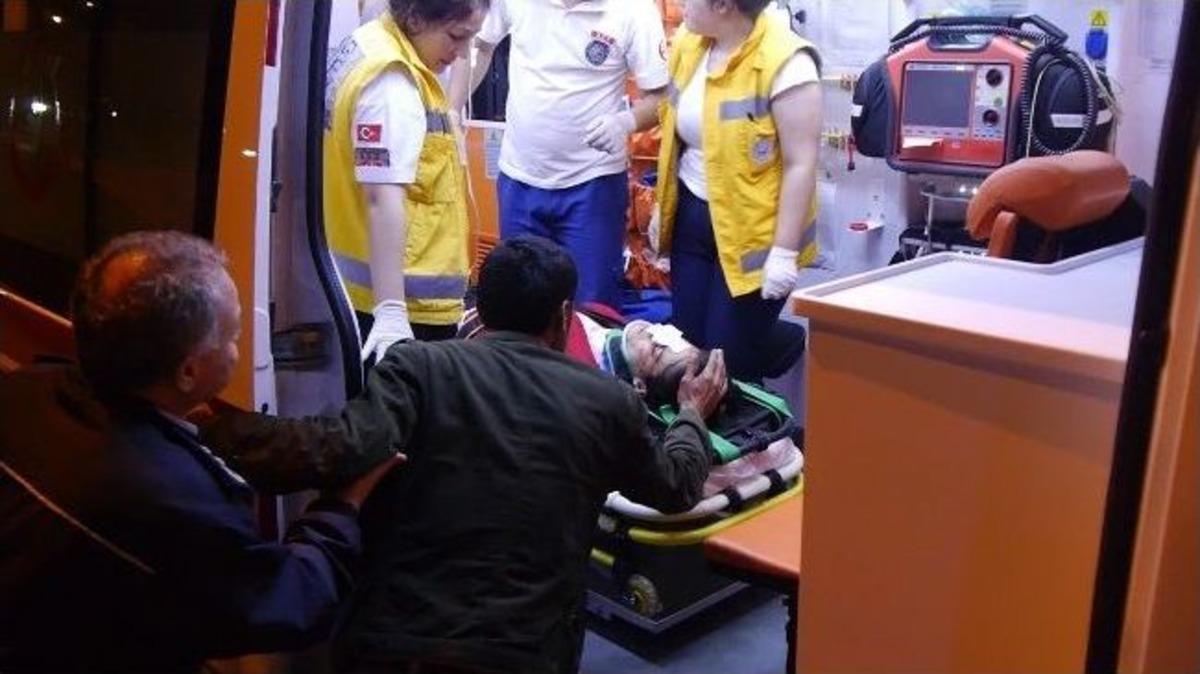 Park Halindeki Araca &Ccedil;arptı:2 Yaralı