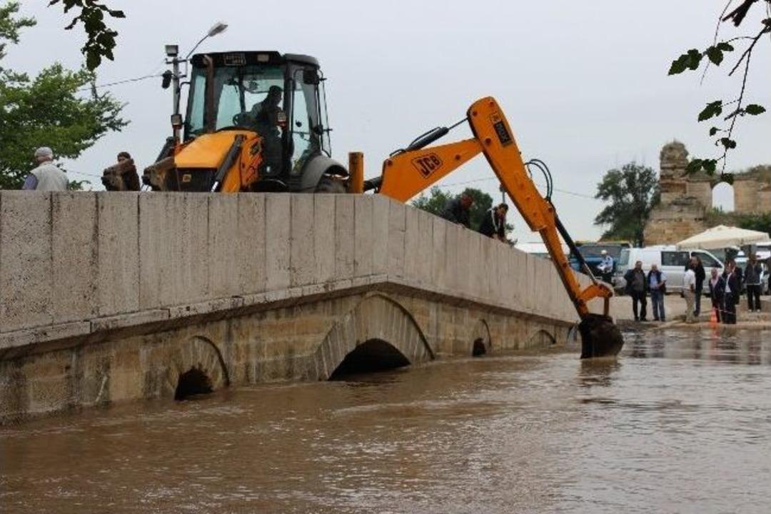 Taşma Aşamasına Gelen Tunca Nehri, Kırkpınar G&uuml;reş Alanını Tehdit Ediyor