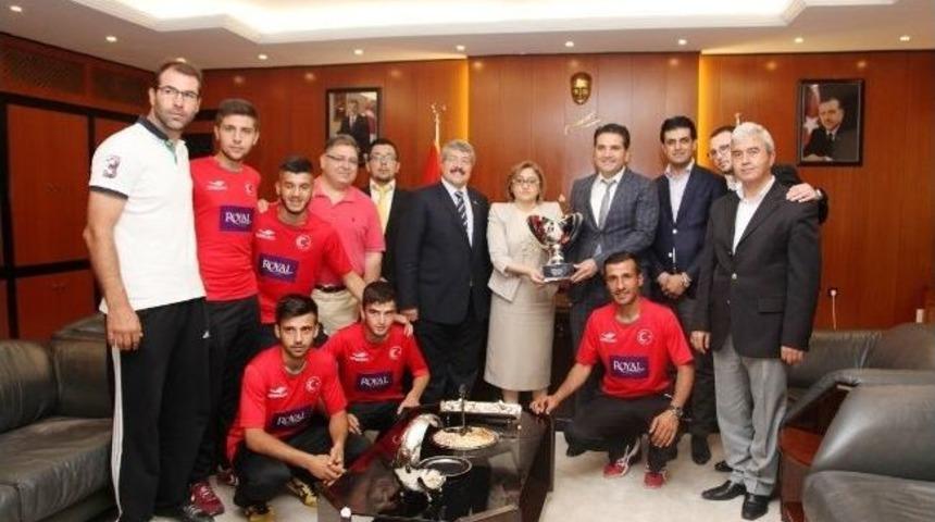 &Ccedil;im Hokey&rsquo;i Başkan Şahin&rsquo;e Forma Hediye Etti