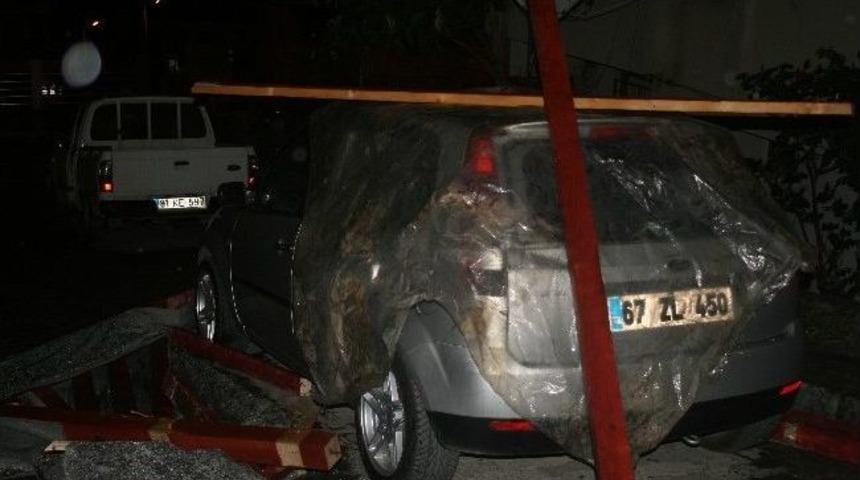 R&uuml;zg&acirc;rın U&ccedil;urduğu &Ccedil;atı Otomobilin &Uuml;zerine D&uuml;şt&uuml;