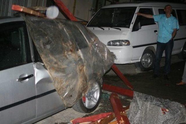 R&uuml;zg&acirc;rın U&ccedil;urduğu &Ccedil;atı Otomobilin &Uuml;zerine D&uuml;şt&uuml; 1