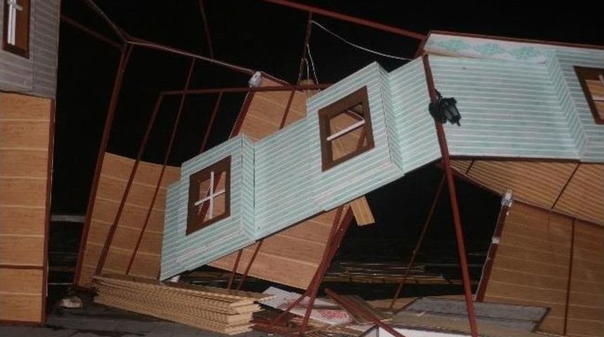 Ak&ccedil;akoca'da Fırtına Stantları Devirdi