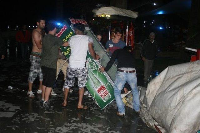 Ak&ccedil;akoca da Fırtına Stantları Devirdi 3