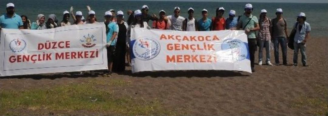 Ak&ccedil;akoca'da Kumsallar Gen&ccedil;ler Tarafından Temizlendi