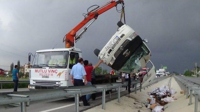 Uşak’ta Trafik Kazası: 1 Ölü, 4 Yaralı