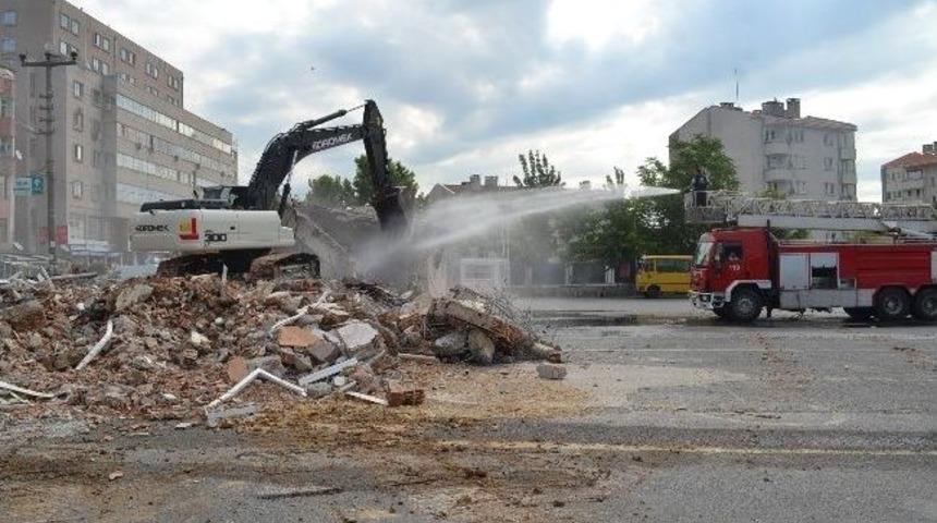 &Ccedil;erkezk&ouml;y'&uuml;n Eski Otogarı Belediye Ekiplerince Yıkıldı