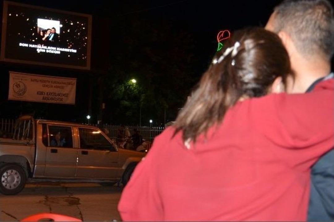 Uzman &Ccedil;avuştan Billboardla Evlilik Teklifi