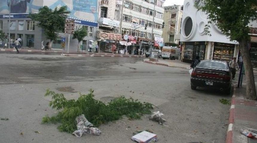 Afyonkarahisar&rsquo;da Şiddetli R&uuml;zgar Hayatı Olumsuz Etkiledi