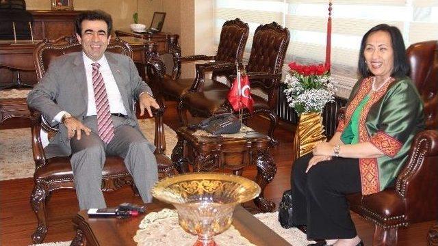 Filipinler Büyükelçisi Sanchez, Vali Güzeloğlu’nu Ziyaret Etti