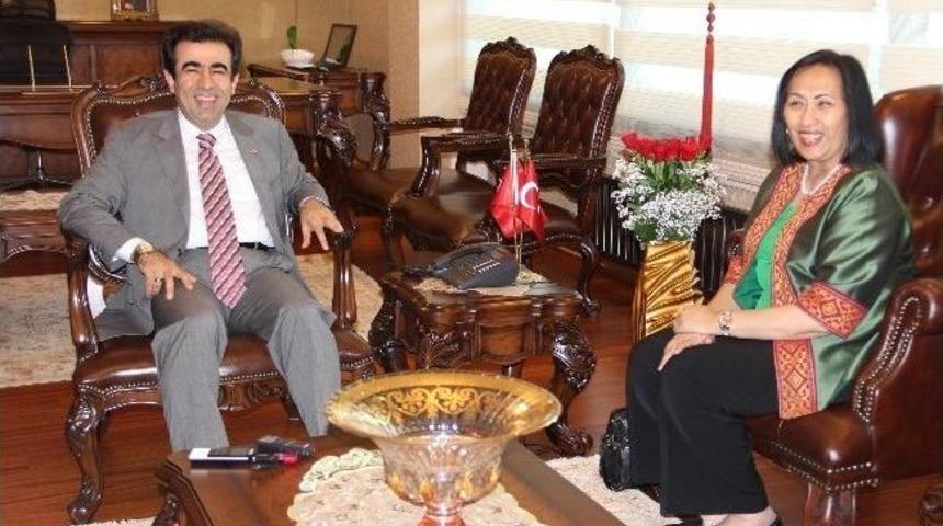 Filipinler B&uuml;y&uuml;kel&ccedil;isi Sanchez, Vali G&uuml;zeloğlu&rsquo;nu Ziyaret Etti