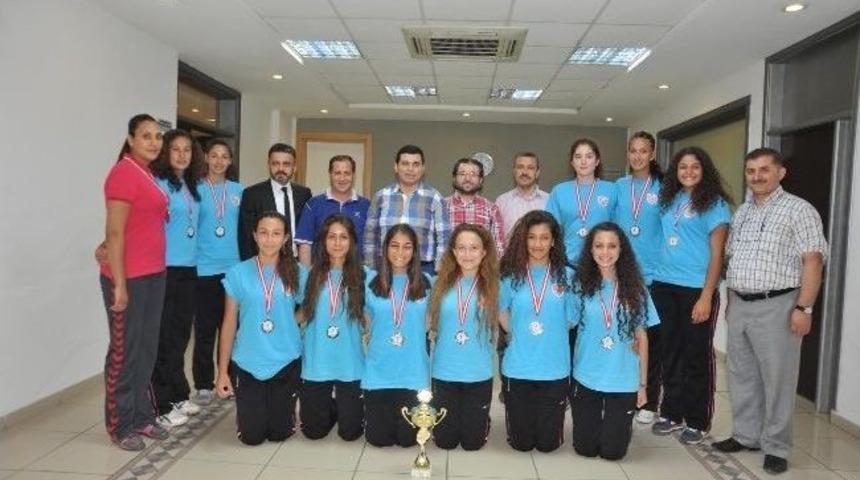 Kepezli Voleybolcular Başkan T&uuml;t&uuml;nc&uuml;&rsquo;y&uuml; Ziyaret Etti