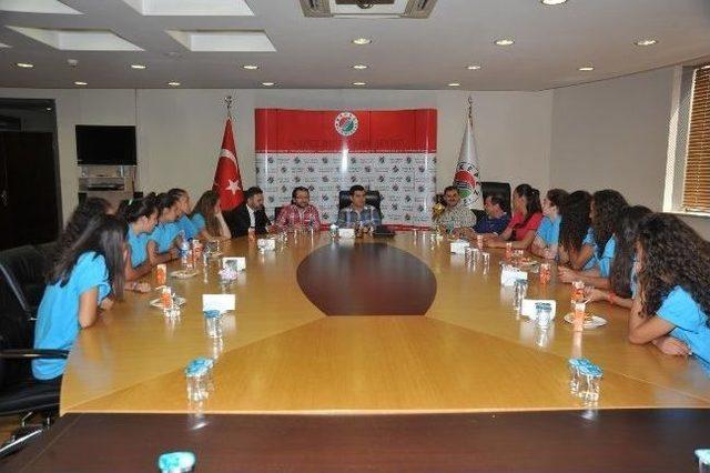 Kepezli Voleybolcular Başkan T&uuml;t&uuml;nc&uuml;&rsquo;y&uuml; Ziyaret Etti 1