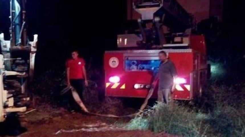 Kandıra&rsquo;da Yazlığa D&uuml;şen Yıldırım Korkuya Neden Oldu