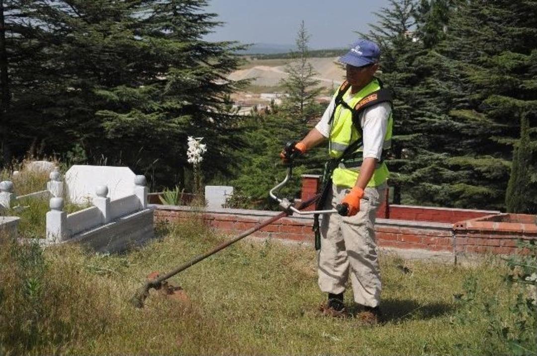 Ramazan &Ouml;ncesi İl&ccedil;e Mezarlığında Temizlik Ve Bakım &Ccedil;alışmaları