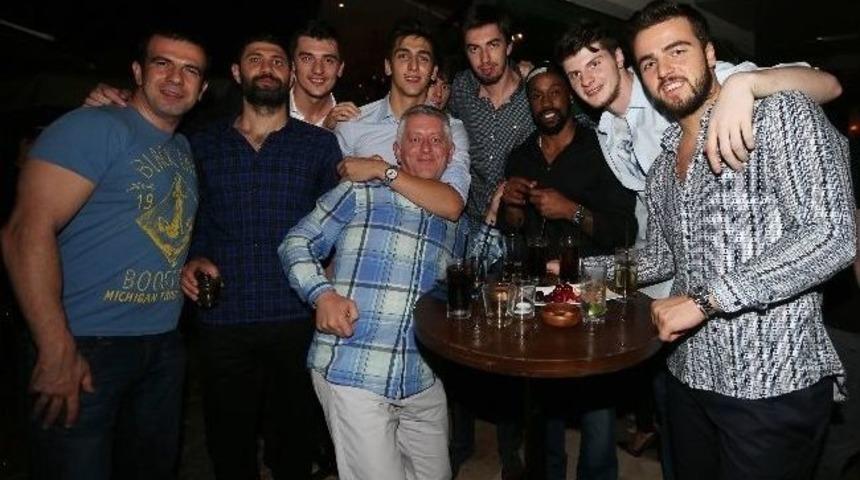 Fenerbah&ccedil;e &Uuml;lker Kutlama Yemeğinde Buluştu