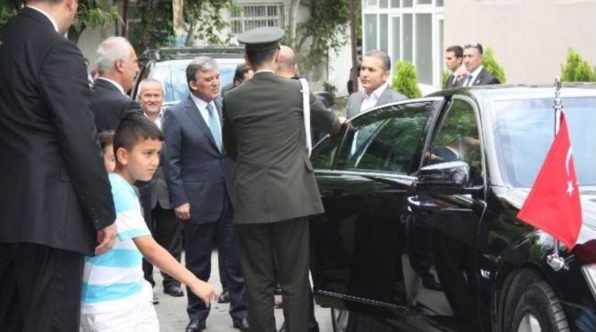 Cumhurbaşkanı G&uuml;l, Davutoğlu İle Birlikte Kalender&uuml;st&uuml; Camii&rsquo;ne Geldi