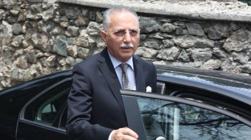 Cumhurbaşkanı G&uuml;l&rsquo;&uuml;n Beklendiği Camiye İhsanoğlu Geldi