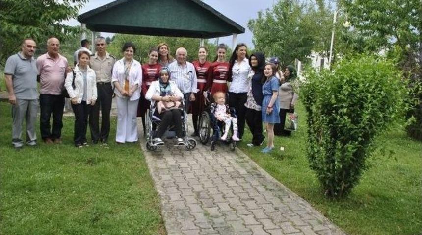 Biz B&uuml;y&uuml;k Bir Aileyiz Derneğinden Jandarmaya Ziyaret