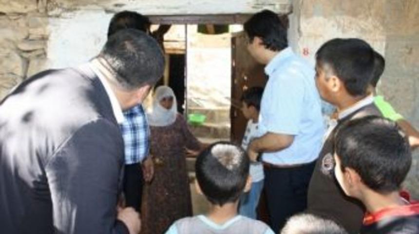 Kaymakam Esnafa Kandil Simidi Dağıttı