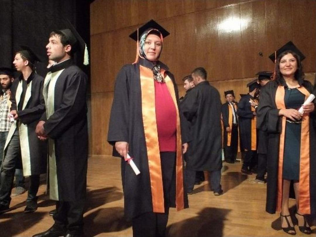 Karnı Burnunda &Uuml;niversiteden Mezun Oldu