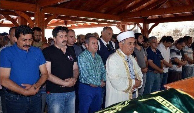 Ender Alp&rsquo;in Cenazesi Toprağa Verildi 1