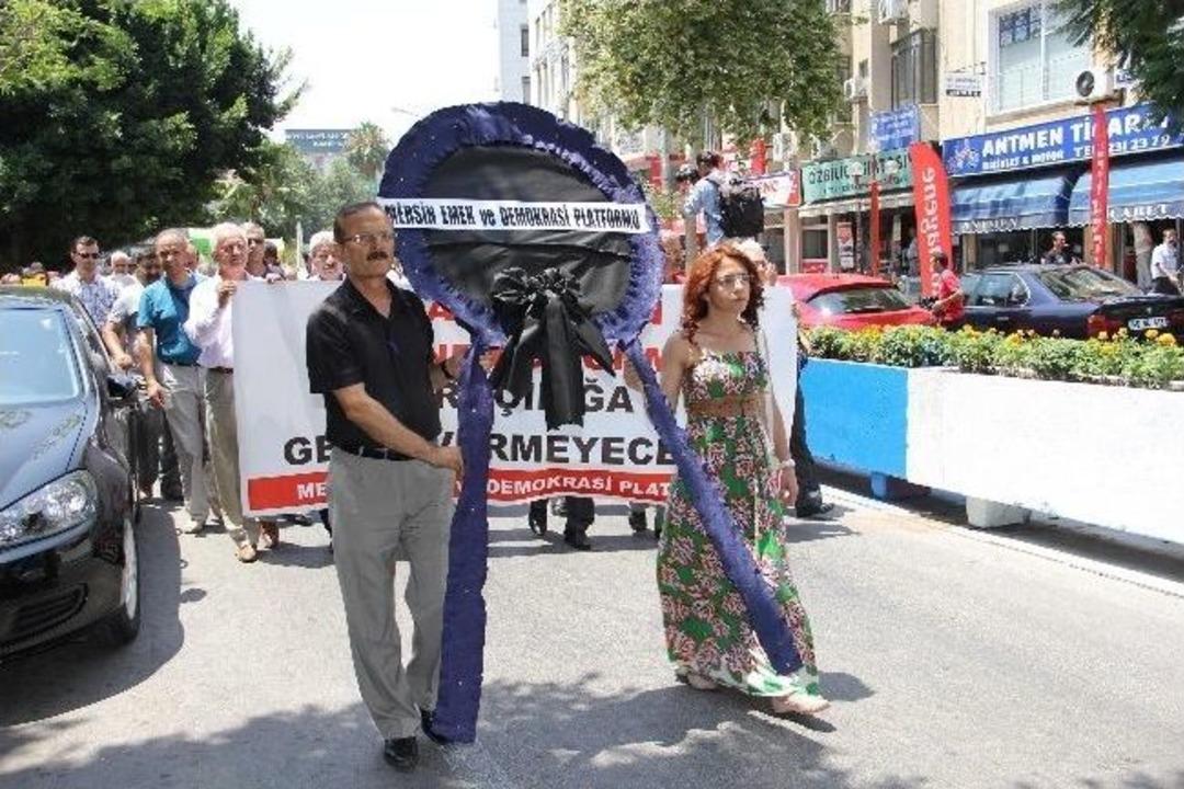 K&uuml;rt&ccedil;e M&uuml;zik Yasağına K&uuml;rt&ccedil;e M&uuml;zikli Halayla Protesto