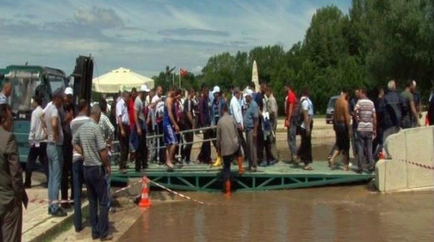 Tunca Nehri'nin &Uuml;zerine Seyyar K&ouml;pr&uuml; Kuruldu