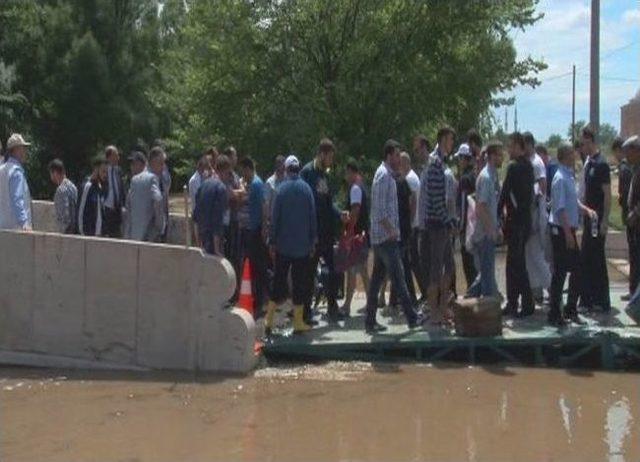 Tunca Nehri nin &Uuml;zerine Seyyar K&ouml;pr&uuml; Kuruldu 1