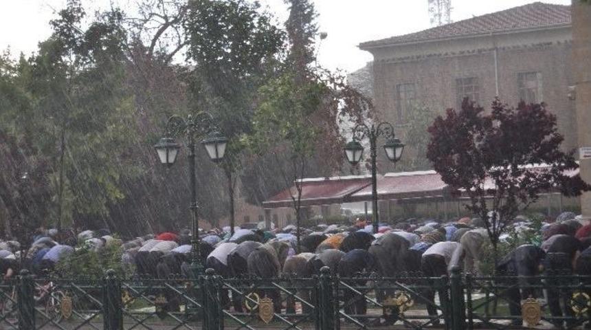 Cuma Cemaatinin Zor Anları