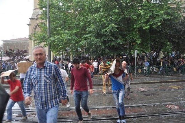 Cuma Cemaatinin Zor Anları 1