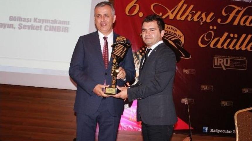 Kaymakam Cinbir&rsquo;e Ve G&ouml;lbaşı Yerel Basınına &Ouml;d&uuml;l